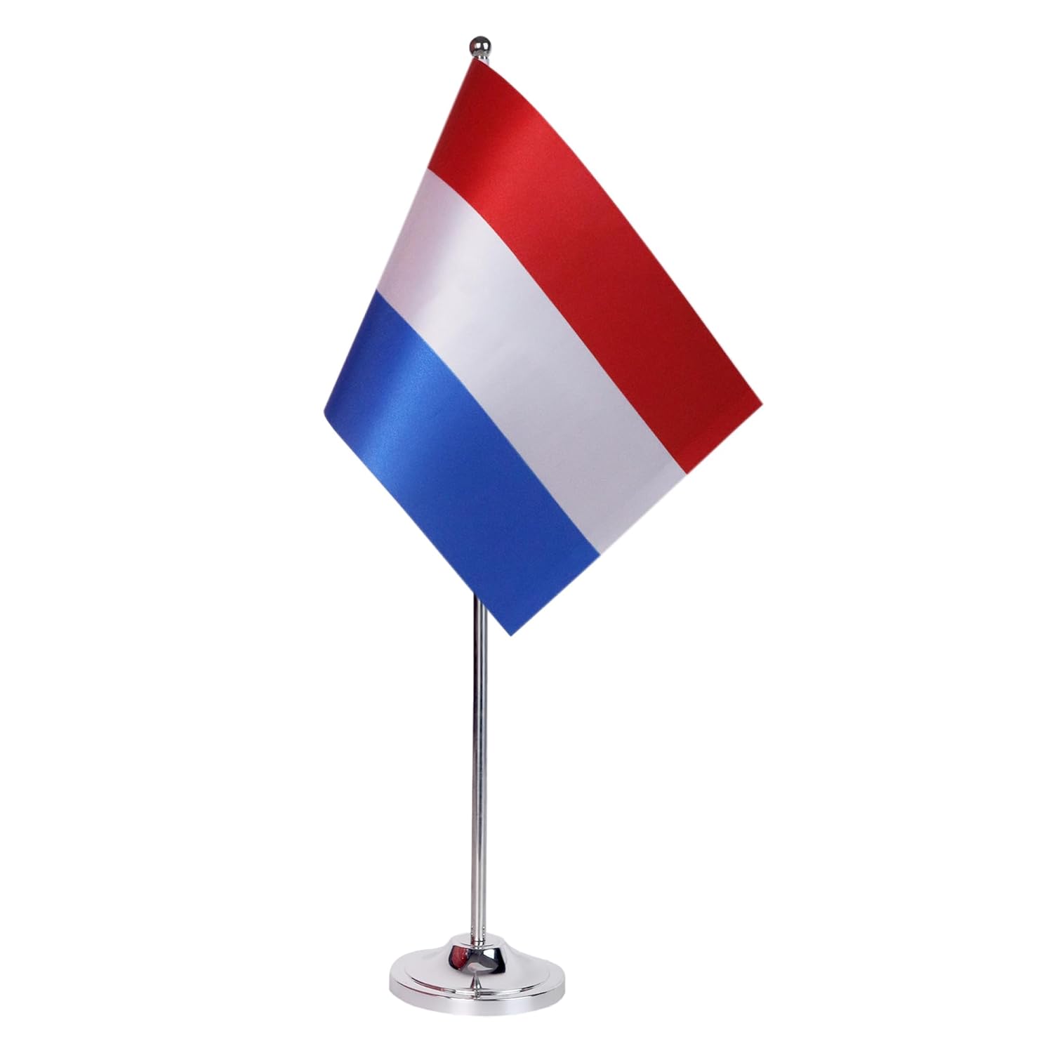 Apportez une présentation officielle et professionnelle à votre espace avec ce drapeau de table des Pays-Bas en satin 22x15 cm, idéal pour les bureaux, administrations, hôtels et événements internationaux. Fabriqué en tissu satin de haute qualité, il offre un rendu brillant avec des couleurs nettes et une finition soignée. Ce drapeau de bureau néerlandais est monté sur une hampe robuste avec un socle en métal, garantissant une excellente stabilité sur toute surface. Les bords renforcés et la finition précise assurent une bonne durabilité tout en conservant un aspect premium adapté aux environnements professionnels et institutionnels. Compact et décoratif, ce mini drapeau est parfait pour les tables de réunion, bureaux administratifs et cérémonies officielles. Son format 22x15 cm permet une visibilité claire sans encombrer l’espace de travail. Caractéristiques principales : Dimensions : 22 x 15 cm Matière : Satin de qualité supérieure Fixation : Hampe avec socle en métal Finition : Bords renforcés et durables Utilisation : Bureau, conférences, événements officiels Optez pour ce drapeau de table Pays-Bas prestige pour valoriser vos espaces professionnels avec un symbole national élégant et représentatif.
